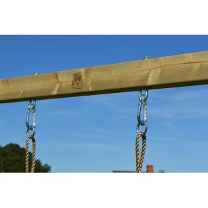 Detailaufnahme Schaukelbefestigung am Wendi Toys Kinderspielturm Flamingo.