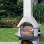 Buschbeck Grillkamin Verona, weiß-anthrazit, mit Grillrost und Holzlagerfach im Garten.