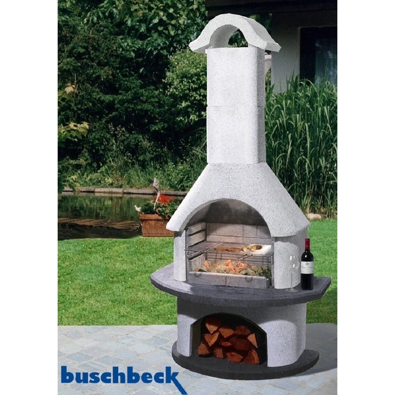 Buschbeck Grillkamin Verona, weiß-anthrazit, mit Grillrost und Holzlagerfach im Garten.