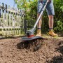Al-Ko Akku-Motorhacke TLD 1820 Set im Einsatz beim Auflockern des Bodens im Garten.