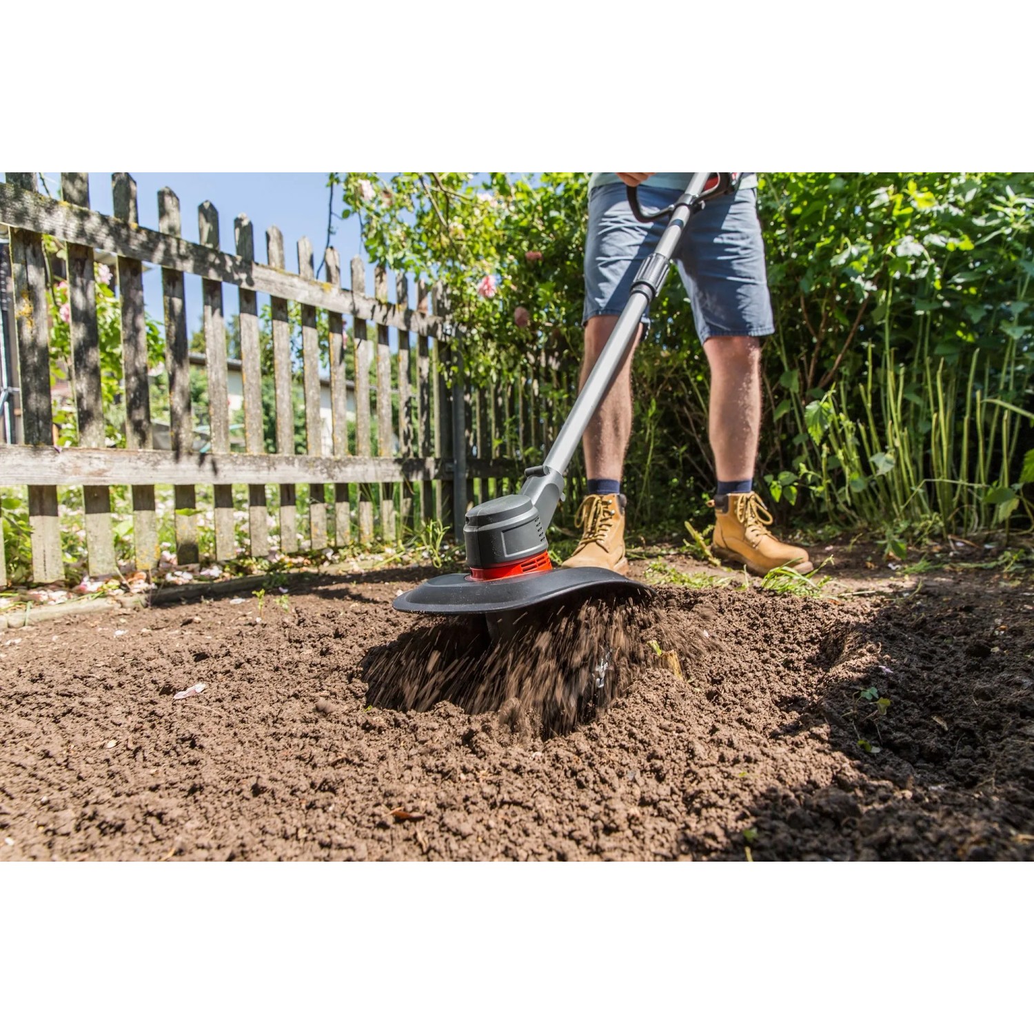 Al-Ko Akku-Motorhacke TLD 1820 Set im Einsatz beim Auflockern des Bodens im Garten.