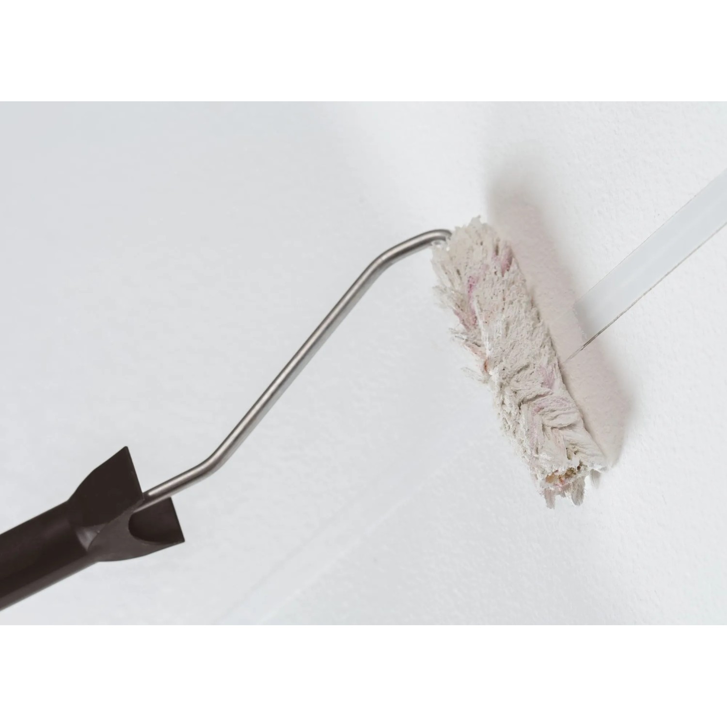 Paulmann MaxLED Invisible Connector wird mit Farbe überstrichen.