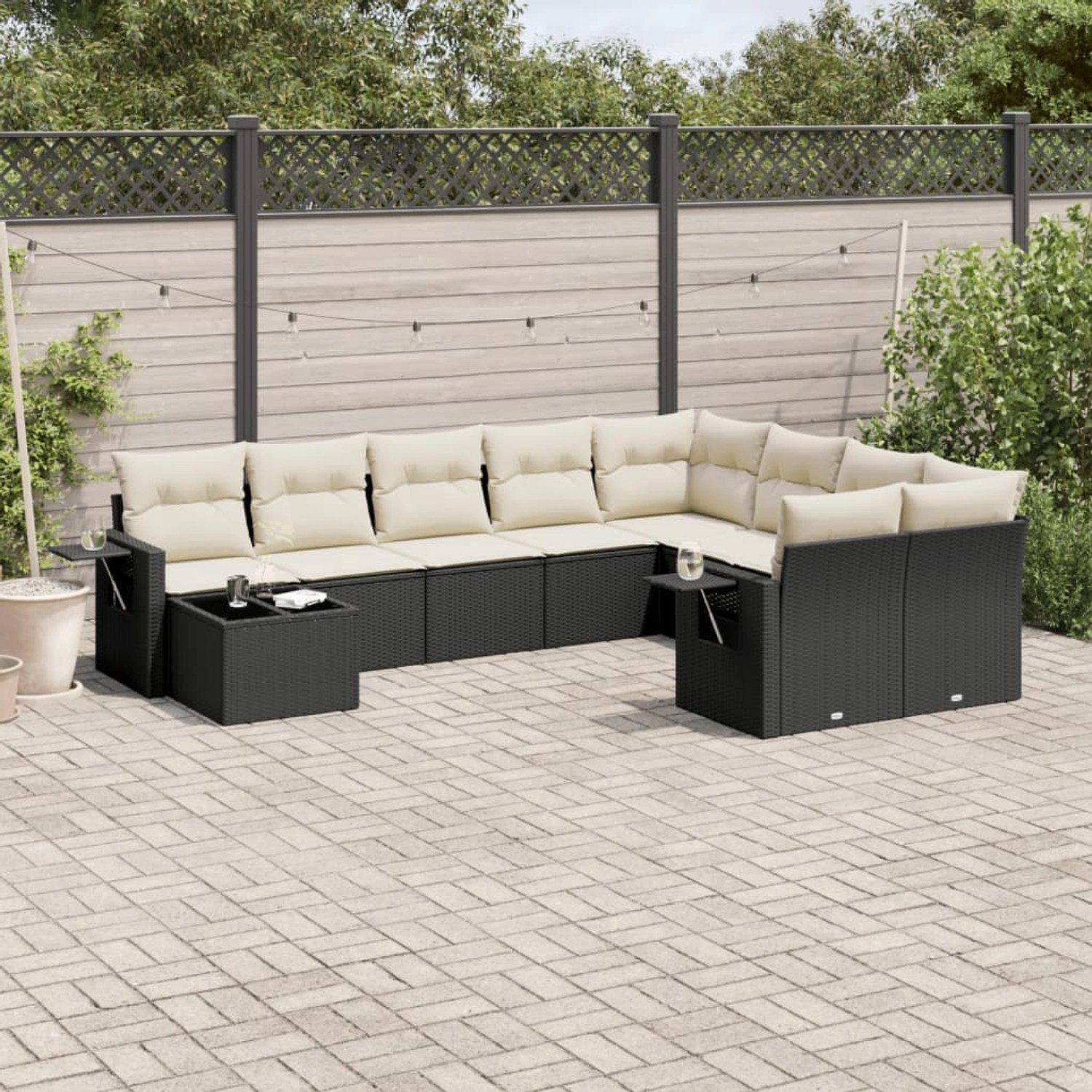 Schwarze 10-tlg. vidaXL Garten-Sofagarnitur aus Rattan mit cremefarbenen Kissen.