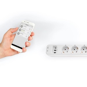 Weiße WiFi-Tischsteckdose mit 4 Schuko-Steckplätzen und 3 USB-Anschlüssen, gesteuert per Smartphone.