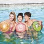 Drei Frauen im Pool mit Bestway Wasserbällen im Sommerfrucht Design (Orange, Erdbeere, Kiwi).