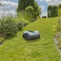 Gardena Sileno life Mähroboter 750 m² auf Rasenfläche im Garten.