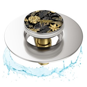 Sanilo Pop Up Waschbeckenstöpsel mit goldenem Blätter-Motiv und Wasser.