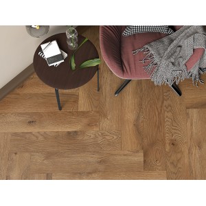 Classen Ville Laminat Las Negras Oak im Fischgrätmuster verlegt, mit Stuhl und Tisch.