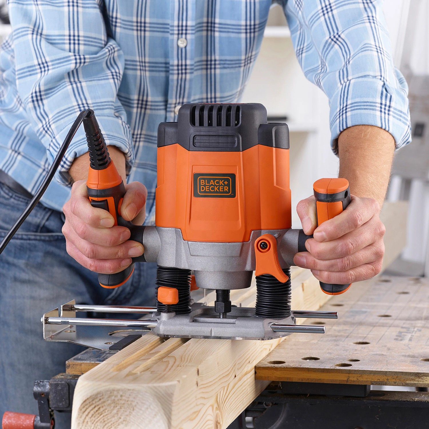 Black+Decker KW1200E Oberfräse in Aktion beim Fräsen von Holz.