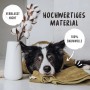 Hund in grünem Rudelkönig Baumwoll Frottee Bademantel. Hochwertiges, saugstarkes Material für schnelles Trocknen des Fells.
