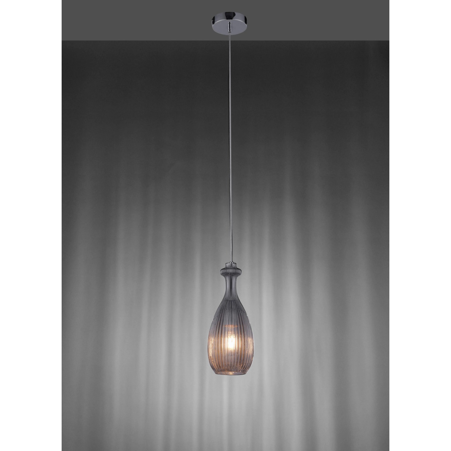 Rauchfarbene Paul Neuhaus Pendelleuchte Scarlett, 1-flammig, mit tropfenförmigem Glas.