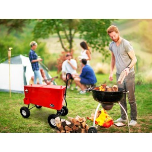 Roter Axi Bollerwagen mit Kühlbox (76 l) beim Grillen im Garten.