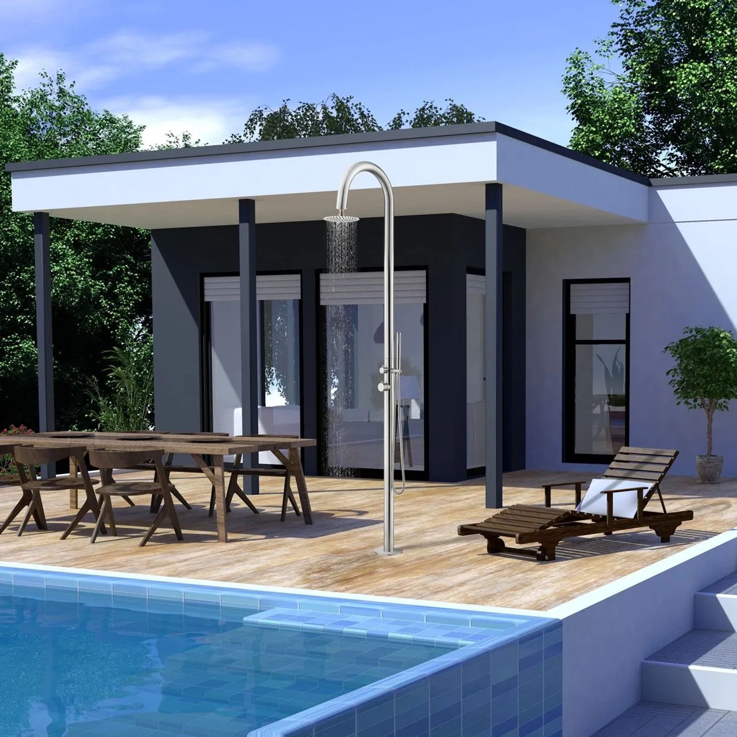Euroshowers Gartendusche aus Edelstahl mit Handbrause neben Pool und Terrasse.