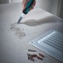 Wolfcraft Handstichsäge mit 2-K-Griff schneidet präzise in Gipskarton für Lüftungsgitter-Installation. Handsäge.