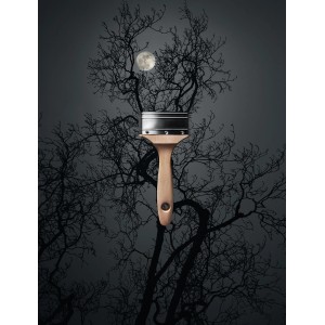 Schöner Wohnen Trendfarbe Luna, matte Wandfarbe mit Pinsel vor Baum und Mond.