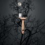 Schöner Wohnen Trendfarbe Luna, matte Wandfarbe mit Pinsel vor Baum und Mond.