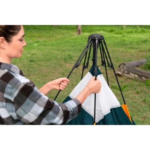 Frau baut Bestway 4-Personen-Zelt mit Schnellaufbau-System auf. Camping & Zubehör.