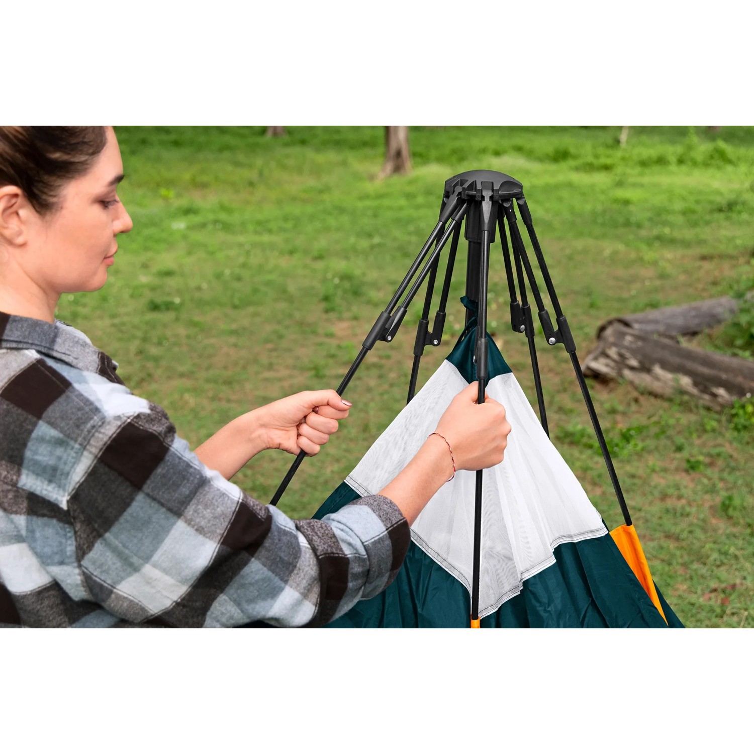 Frau baut Bestway 4-Personen-Zelt mit Schnellaufbau-System auf. Camping & Zubehör.