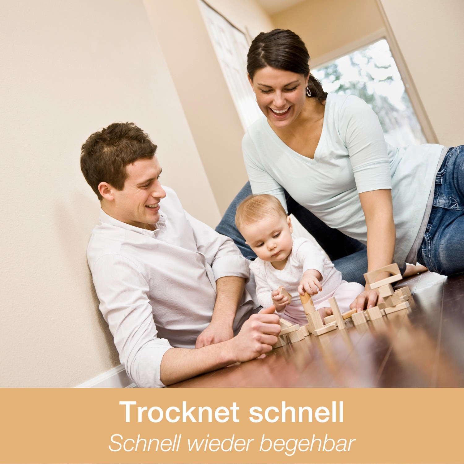 Familie spielt auf geöltem Holzboden, gereinigt mit Bona Reiniger. Schnelle Trocknung.