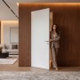 Weißes Tür-Komplettset, wandbündig, mit Zarge und Türband im modernen Wohnraum.