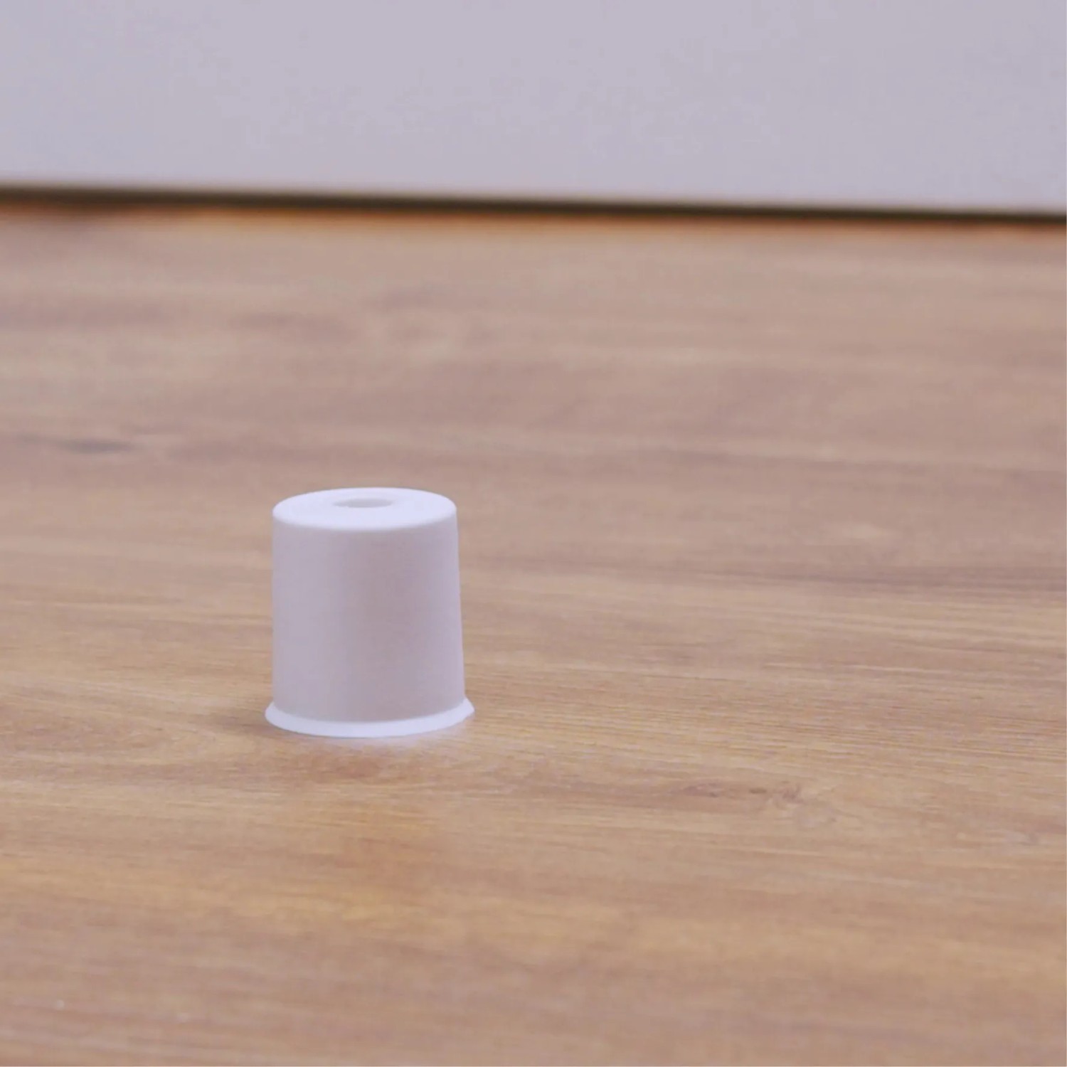 Weißer Wagner Türstopper Vulkano aus Gummi, Ø 35 mm, für Boden- und Wandmontage.