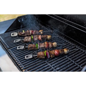 Char-Broil Grill+ Spieße aus Edelstahl mit Grillgut auf einem Grill.