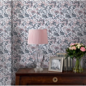 Laura Ashley Vliestapete Portia Pale Slate mit floralem Muster in Rosa und Grau.