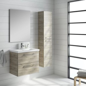 Rechteckiger Spiegel Cheese 60x80 cm über Waschtisch mit Holzoptik und passendem Hochschrank im Badezimmer.