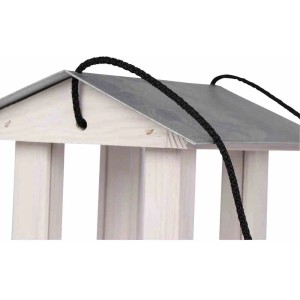 Detailansicht des weißen Siena Garden Futterspenders aus Kiefernholz mit silbernem Dach und schwarzer Aufhängung.
