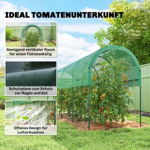 Grünes Foliengewächshaus mit Bogendach für Tomaten und andere Pflanzen im Garten.