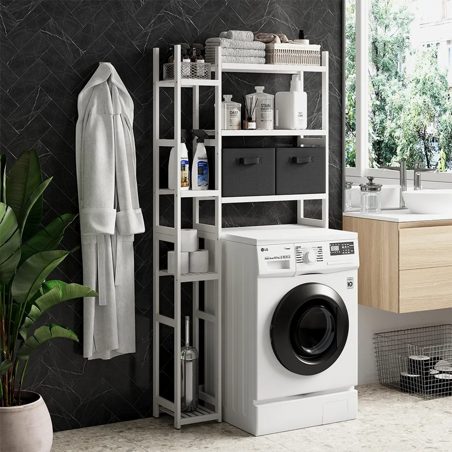 Weißes Vicco Toilettenregal Bilbao (79x163cm) mit zwei Vliesschubladen im Badezimmer.