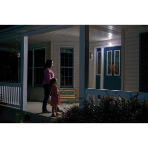 Mr.Beams Batterie-Türleuchte MB970 mit Sensor beleuchtet Hauseingang mit Mutter und Kind.