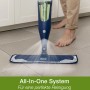 Bona Spray Mop für Hartböden im Einsatz: Sprühnebel und Mikrofaser-Pad für streifenfreie Reinigung.