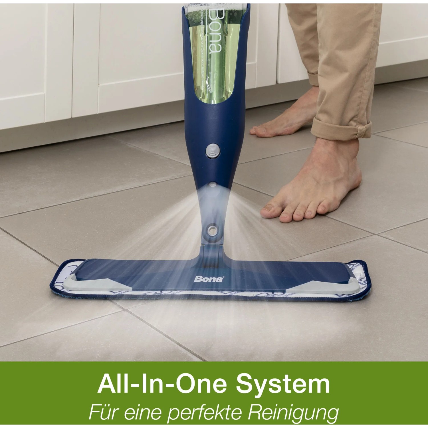 Bona Spray Mop für Hartböden im Einsatz: Sprühnebel und Mikrofaser-Pad für streifenfreie Reinigung.