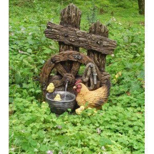 Braungrauer DELUKE Brunnen MARKUS mit Huhn und Küken als Gartendeko.