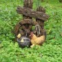 Braungrauer DELUKE Brunnen MARKUS mit Huhn und Küken als Gartendeko.