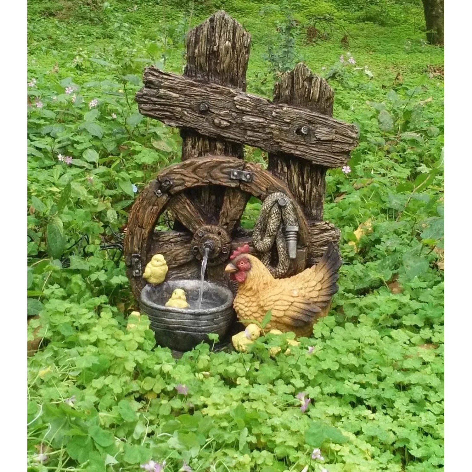 Braungrauer DELUKE Brunnen MARKUS mit Huhn und Küken als Gartendeko.