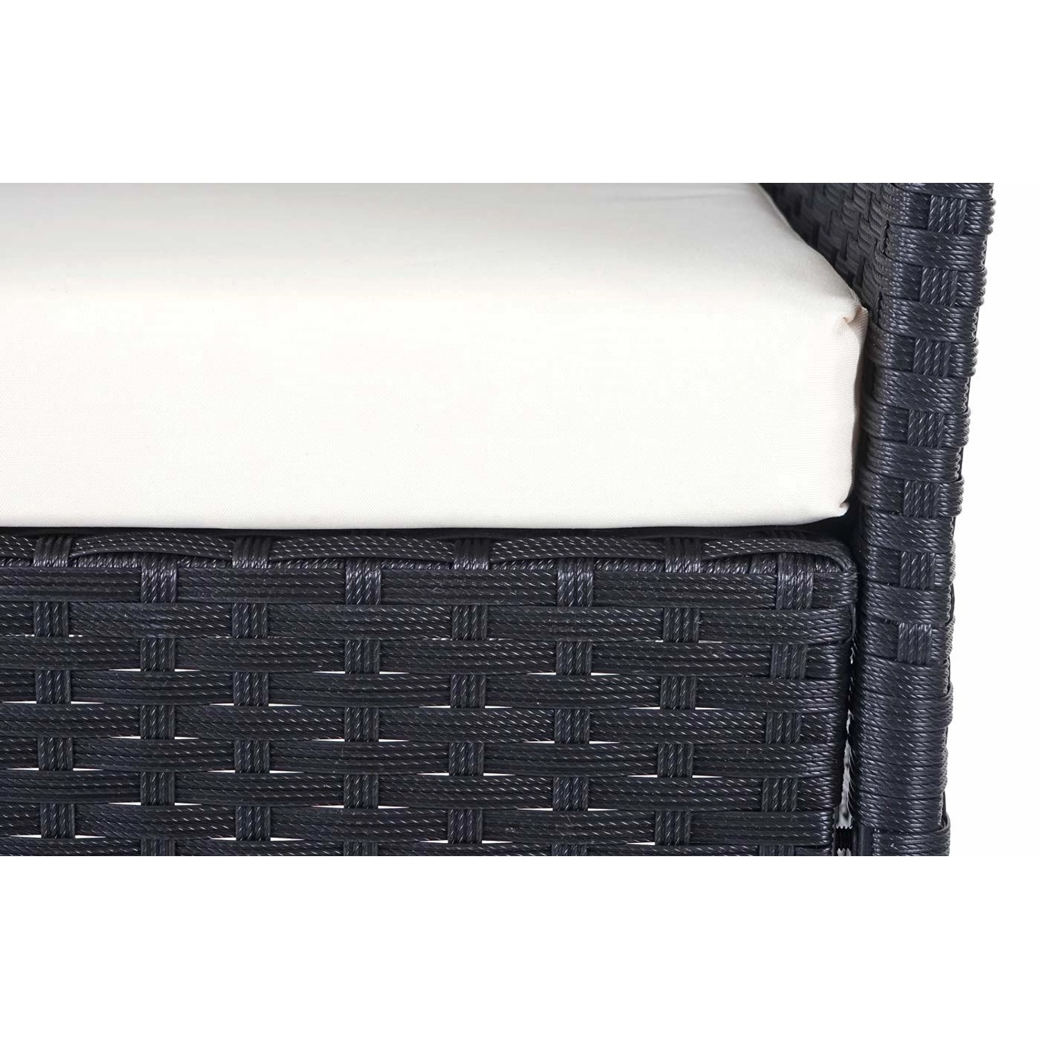 Detailaufnahme: Schwarze Poly-Rattan Lounge-Garnitur mit cremefarbenem Sitzkissen.