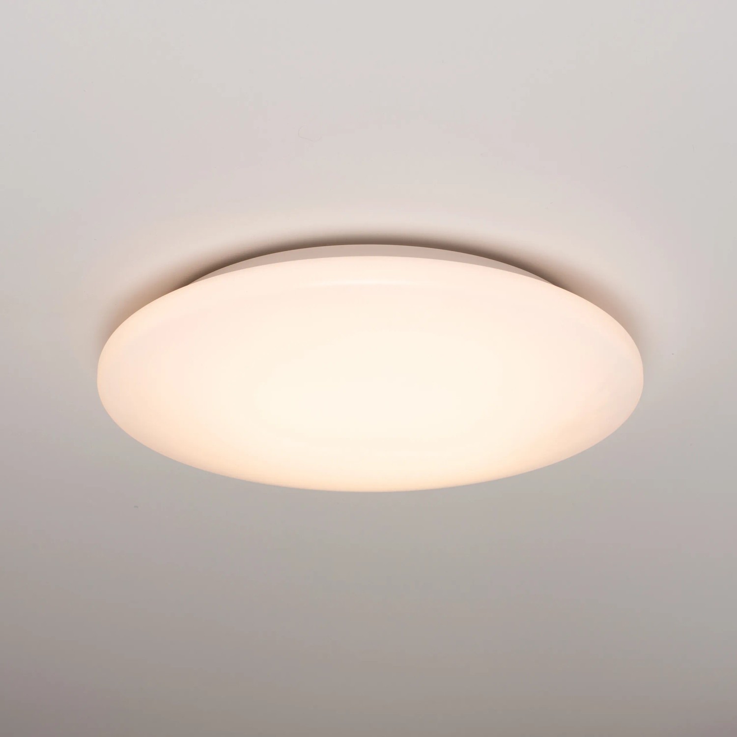 Runde LED-Deckenleuchte, 18 W, warmweißes Licht, ideal für Bad und Küche.