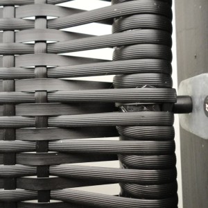 Detailaufnahme: Schwarzer Sichtschutzzaun aus Polyrattan-Geflecht mit Aluminiumrahmen.