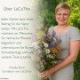 Lächelnde Frau mit Brille hält bunten Wildblumenstrauß. LaCaTho Blumensamen für Bienenweide, Nektar & Pollen Mischung.