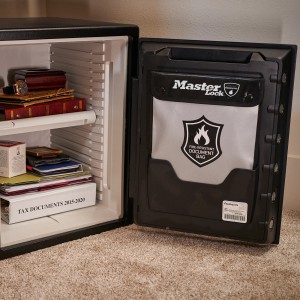 Master Lock Dokumententasche im Tresor, feuer- und wasserbeständig, 2,8 l Fassungsvermögen.