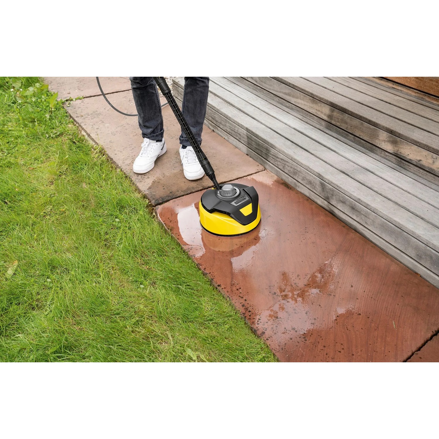Kärcher Hochdruckreiniger K 6 Flex Home mit Flächenreiniger im Einsatz auf einer Terrasse.