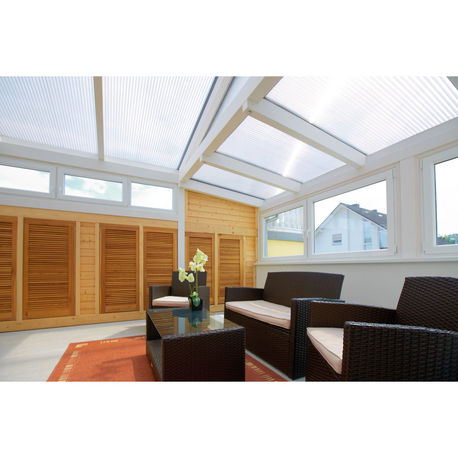 Helle Terrassenüberdachung mit klarer 25 mm Hohlkammerplatte Thermo als Kunststoffbedachung.