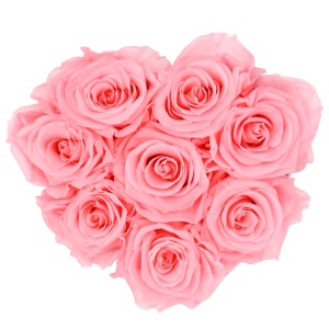 Herzförmige Rosenbox mit 8 rosa Rosen und Schleife. Romantischer Blumenstrauß.