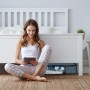Graue Unterbettkommode mit transparentem Sichtfenster unter dem Bett, ideal für Kleidung und Textilien mit Vakuumbeutel.