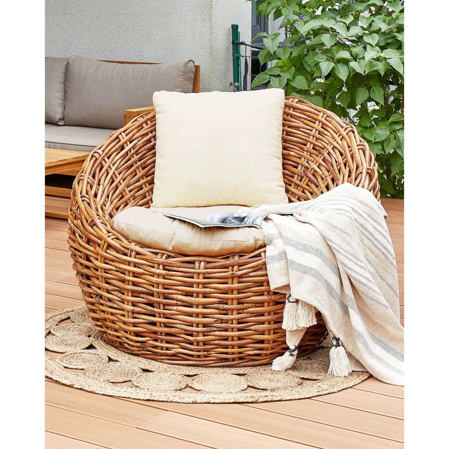 Naturfarbener Beliani Gartenstuhl aus Rattan mit beigen Kissen (55x97x80 cm).