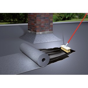 Anwendung von MEM Profi Kaltkleber (3 kg) auf einem Dach mit Bitumen-Dachpappe und Bürste.