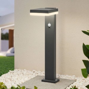 Moderne Lindby LED Solarleuchte Laira in Schwarz mit Bewegungsmelder für den Garten.