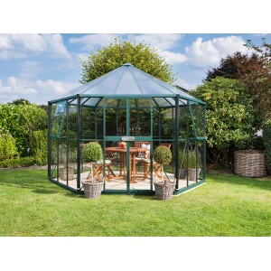 Grünes Gewächshaus Hera 9000 mit ESG und HKP, inkl. Fundament im Garten.